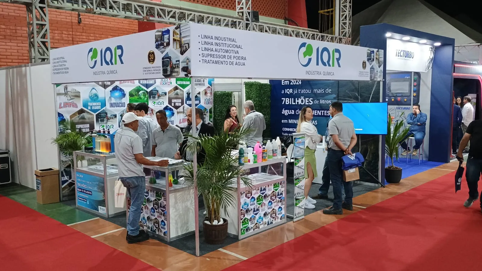 Stand da IQR em feira industrial